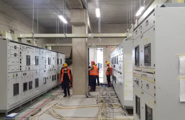 Cantiere contornato da quadri elettrici.