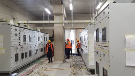 Cantiere contornato da quadri elettrici.